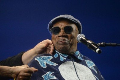 O cantor Milton Nascimento, que est&aacute; internado para tratar pneumonia, em momento de apresenta&ccedil;&atilde;o musical -  (crédito: T&uacute;lio Santos / EM)