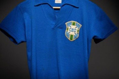 A camisa azul da Sele&ccedil;&atilde;o Brasileira de 1958, usada por Pel&eacute; e vendida em leil&atilde;o por milh&otilde;es de d&oacute;lares -  (crédito: Divulga&ccedil;&atilde;o/Sotheby's)