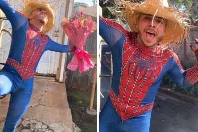 Com fantasia de Homem-Aranha e chap&eacute;u de palha, o gari Carlos Daniel Siqueira Amancio transforma a rotina de trabalho em Leme -  (crédito: Redes sociais)