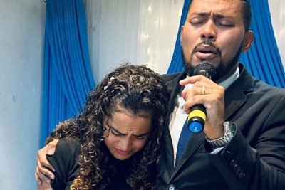 Pastores Wenderson e Arielly, investigados por estupro de vulner&aacute;veis e manipula&ccedil;&atilde;o religiosa, s&atilde;o foragidos da Justi&ccedil;a -  (crédito: facebook.com/ADKairosRR)