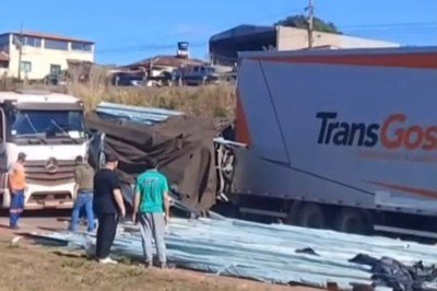 Acidente envolveu quatro carretas e um carro de passeio -  (crédito: Reprodução/Redes Sociais)