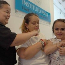 As pessoas com tipo raro de nanismo que podem guardar 'segredo' contra câncer e diabetes: 'Vivemos em um mundo de gigantes'  - BBC