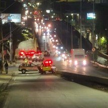 Caminhoneiro é baleado após bater em viaturas da PM - Transcon/Divulgação