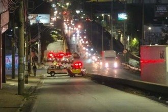 Caminhoneiro é baleado após bater em viaturas da PM