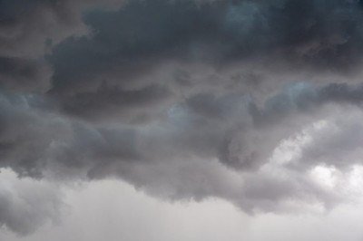A chuva ocorre quando gotículas de água em nuvens se juntam e crescem até ficarem grandes e pesadas o suficiente para cair. O processo é impulsionado pela colisão e fusão de partículas, geralmente em nuvens cumulus e nimbostratus. -  (crédito: Enrique por Pixabay)