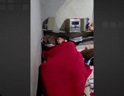 Flagrado dormindo: um dos maiores traficantes do Comando Vermelho no Rio é preso na própria cama - (crédito: Tupi) Flagrado dormindo: um dos maiores traficantes do Comando Vermelho no Rio é preso na própria cama - (crédito: Tupi)