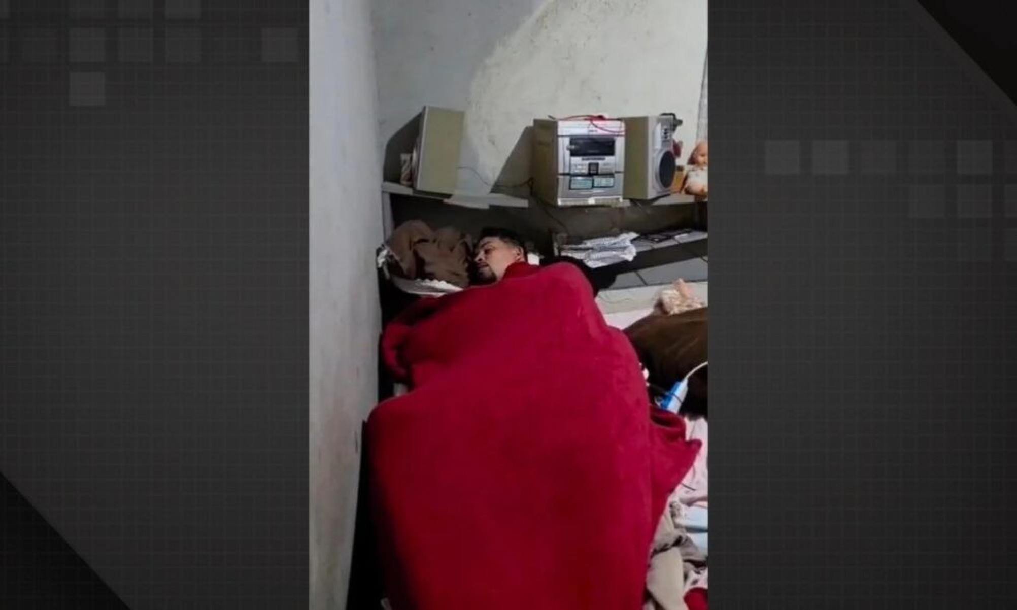 Traficante do Comando Vermelho é preso dormindo enrolado no edredom