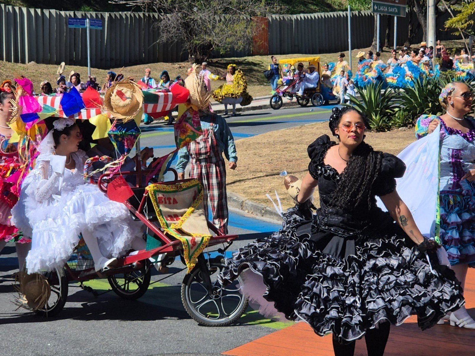 O desfile  celebra a cultura popular e oferece uma prévia do que o público poderá conferir na 47ª edição do Arraial de Belô