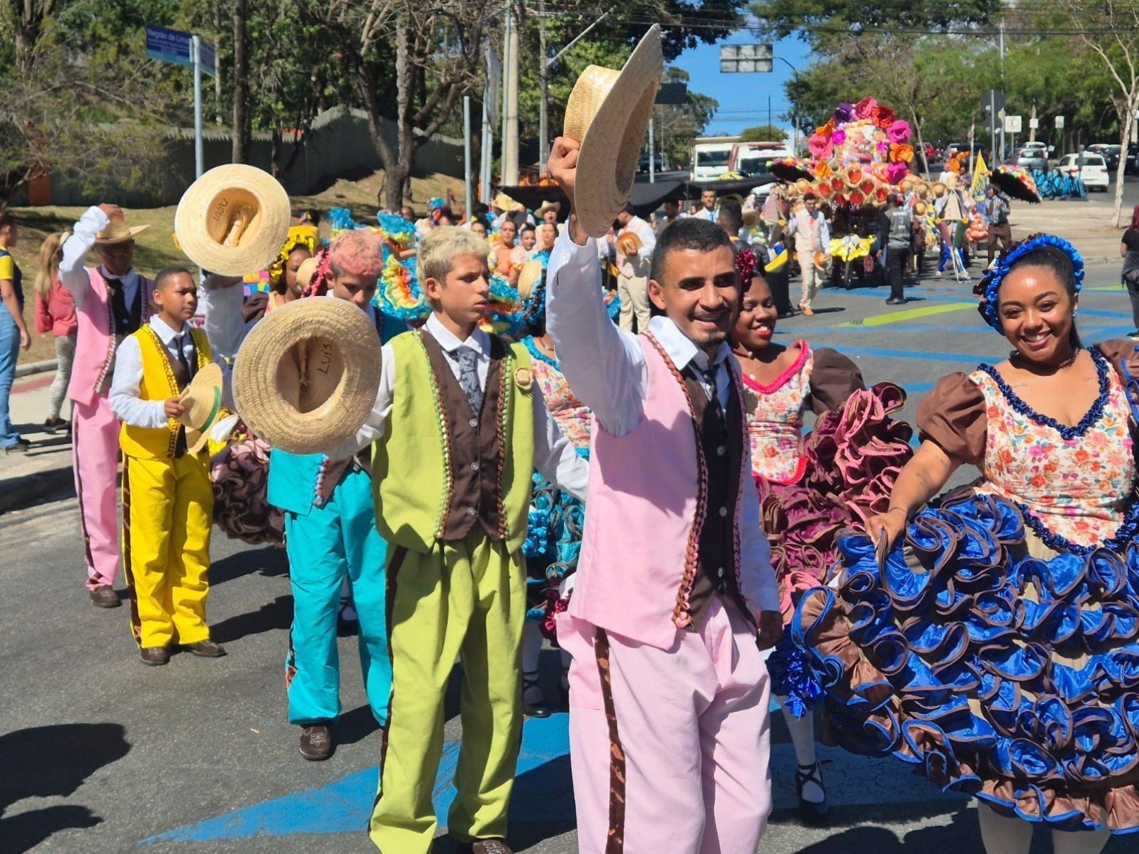 Cortejo Junino reuniu representantes de 20 grupos do Concurso Municipal de Quadrilhas