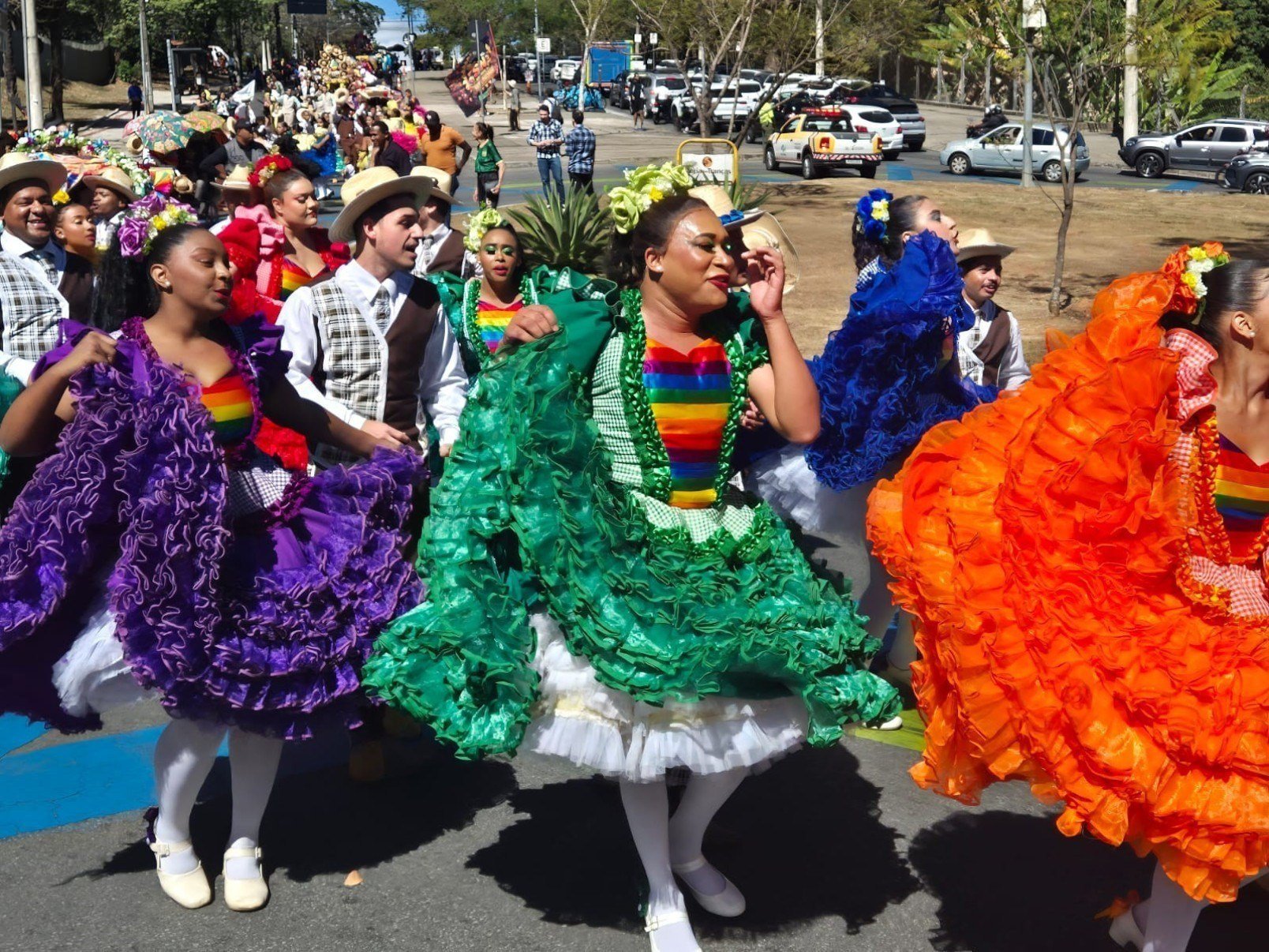 Durante o percurso, os grupos levaram m&uacute;sica, dan&ccedil;a e elementos caracter&iacute;sticos das quadrilhas juninas &agrave;s ruas