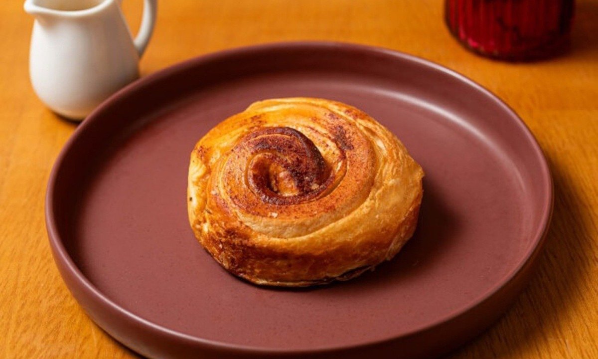 N&atilde;o pode faltar canela no cinnamon roll, que ganha vers&atilde;o mineira com doce de leite na cafeteria Coisa de V&oacute;