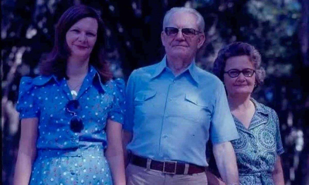 Amalia Lucy, o pai, general Ernesto Geisel, e a m&atilde;e, dona Lucy, est&atilde;o lado a lado ao ar livre