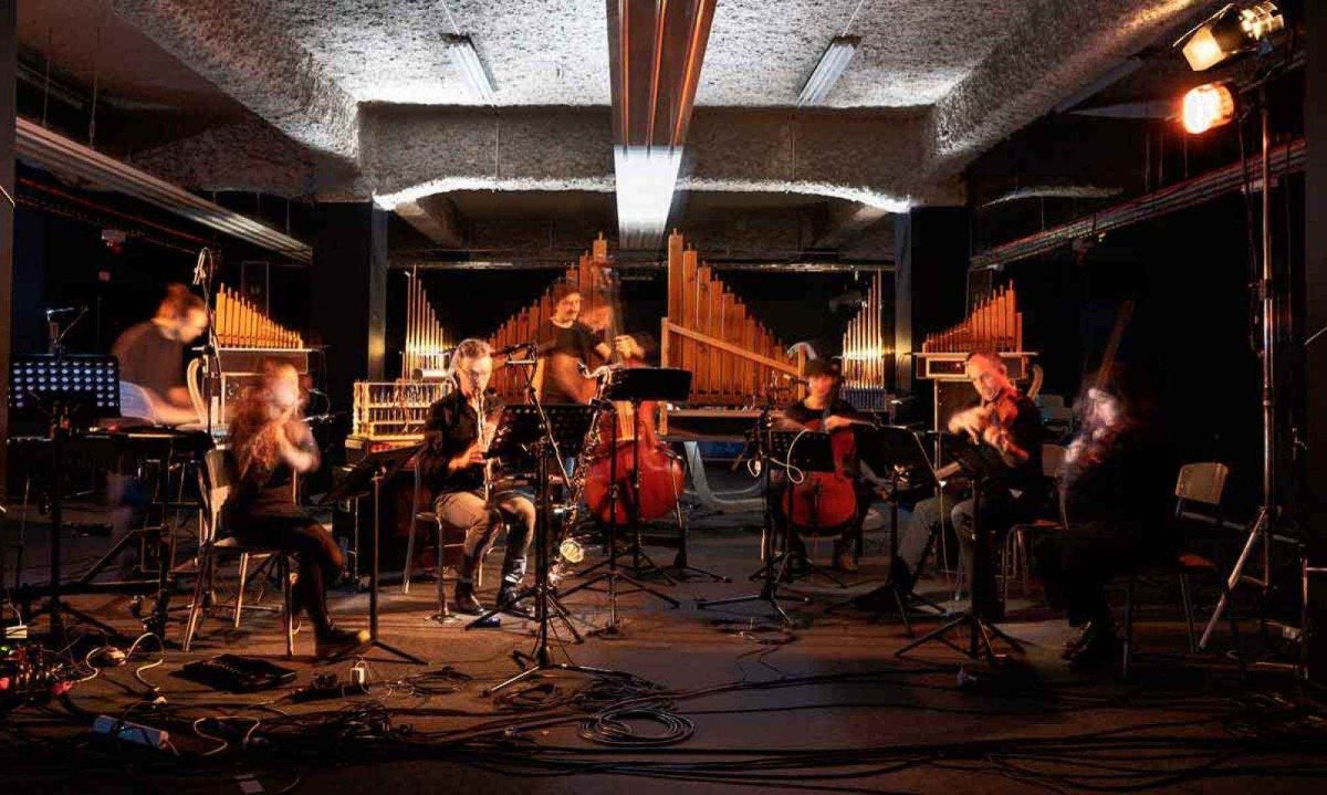 Instrumentistas do grupo franc&ecirc;s Hantatsumiroir se apresentam no palco 