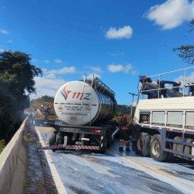 Carreta é destombada na BR 381 e trânsito está em pare e siga; veja vídeo - Felix Guerra