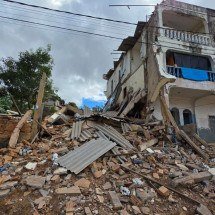 Vídeo mostra idosa em cadeira de rodas caindo após desabamento de prédio - Defesa Civil/Divulgação
