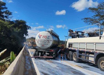 Carreta de leite é destombada na BR-381 mas trânsito segue em Pare e Siga -  (crédito: Felix Guerra)