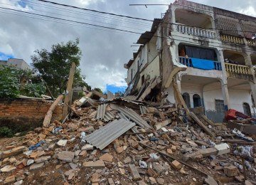Após o resgate, os bombeiros realizaram uma varredura em todo o imóvel com o auxílio de cães para verificar se havia outras vítimas -  (crédito: Defesa Civil/Divulgação)