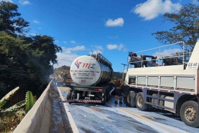 Carreta de leite é destombada na BR-381 mas trânsito segue em Pare e Siga -  (crédito: Felix Guerra)