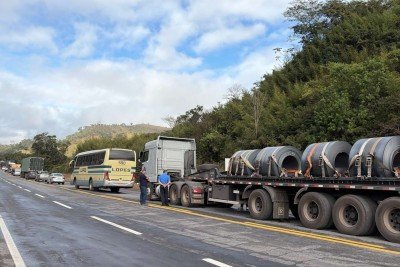 Trânsito segue lento em Nova Era, na Região Central de Minas, enquanto a carreta permanece no local -  (crédito: Celina Aquino/EM/Press)