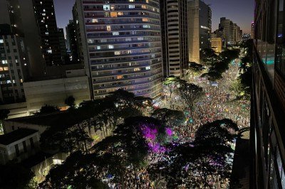 Bandeiras coloridas, fantasias, música e manifestações por direitos transformam o Centro de Belo Horizonte neste domingo (19/7), durante a 27ª Parada do Orgulho LGBTQIAPN+.  -  (crédito: Larissa Kümpel/EM/DA.Press)