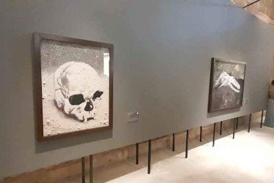 No Museu Nacional, no Rio, visitantes podem ver 'Rescaldo das Memórias', mostra do artista Vik Muniz com fotografias e esculturas, com destaque para o fóssil humano Luzia -  (crédito: GUSTAVO WERNECK/EM/D.A PRESS)
