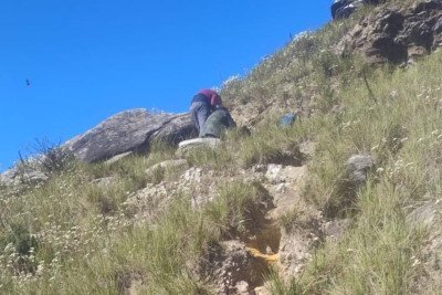 Mulher caiu em uma área de relevo acidentado -  (crédito: CBMMG)