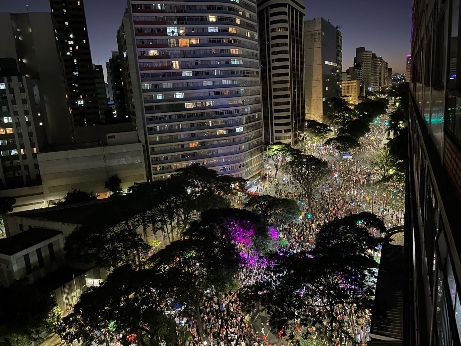 Bandeiras coloridas, fantasias, música e manifestações por direitos transformam o Centro de Belo Horizonte neste domingo (19/7), durante a 27ª Parada do Orgulho LGBTQIAPN+. 