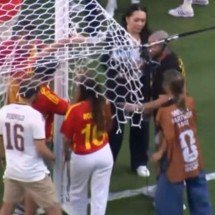 Repórter da Cazé TV é flagrado tirando rede do gol e leva bronca da Fifa - Tupi