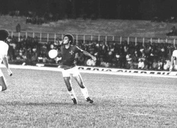 Roberto Batata (C), do Cruzeiro e da Seleção Brasileira, em jogo contra o Santos, no Mineirão. Jogador iniciou a carreira no futebol amador -  (crédito: Arquivo/Estado de Minas)