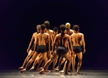 'Entre linhas', coreografia de Sandra Santos, guiou-se pela música e foi elaborada em conjunto com os jovens bailarinos do projeto Corpo Cidadão  -  (crédito: José Luiz Pederneiras/Divulgação)