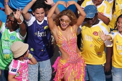Shakira celebra com crian&ccedil;as durante sua apresenta&ccedil;&atilde;o do hino "Dai dai!" na final da Copa do Mundo de 2026 -  (crédito: Instagram / @shakira)