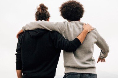 O Dia do Amigo, celebrado em 20 de julho, destaca a uni&atilde;o e o valor dos la&ccedil;os afetivos -  (crédito: FreePik)