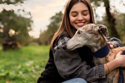 A ci&ecirc;ncia explica os la&ccedil;os afetivos que tornam a rela&ccedil;&atilde;o entre pessoas e pets uma verdadeira amizade -  (crédito: FreePik)