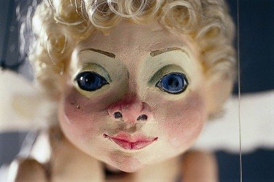 
Boneco de 'Tiradentes, uma história de títeres e marionetes', espetáculo criado por Álvaro Apocalypse em 1992, que será apresentado em Congonhas nesta terça-feira (21/7). Traços do Barroco Mineiro estão presentes na obra de Apocalypse -  (crédito: Gustavo Campos/divulgação)