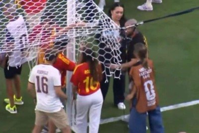 Repórter da Cazé TV é flagrado ‘roubando’ rede do gol e leva bronca da Fifa; assista -  (crédito: Tupi)