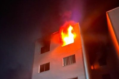 Quarto ficou tomado pelas chamas, que podiam ser vistas do lado de fora do prédio -  (crédito: Divulgação/CBMMG)