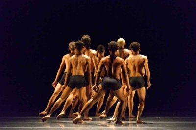 'Entre linhas', coreografia de Sandra Santos, guiou-se pela música e foi elaborada em conjunto com os jovens bailarinos do projeto Corpo Cidadão  -  (crédito: José Luiz Pederneiras/Divulgação)