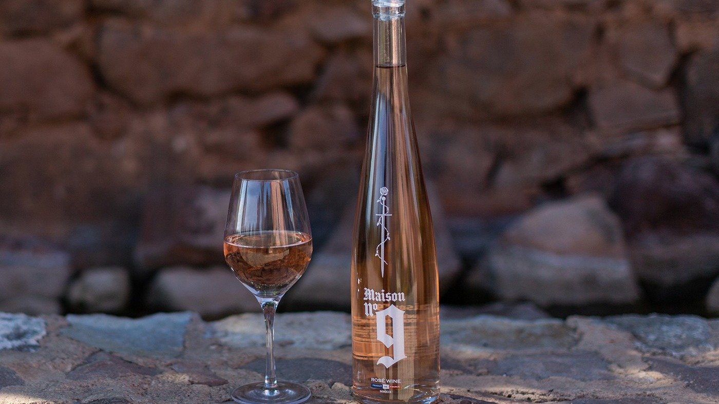 Maison No. 9, o vinho ros&eacute; de Post Malone, conhecido por sua garrafa esguia e tonalidade rosa p&aacute;lida, refletindo a qualidade Provence -  (crédito: Divulga&ccedil;&atilde;o / Maison n.9)