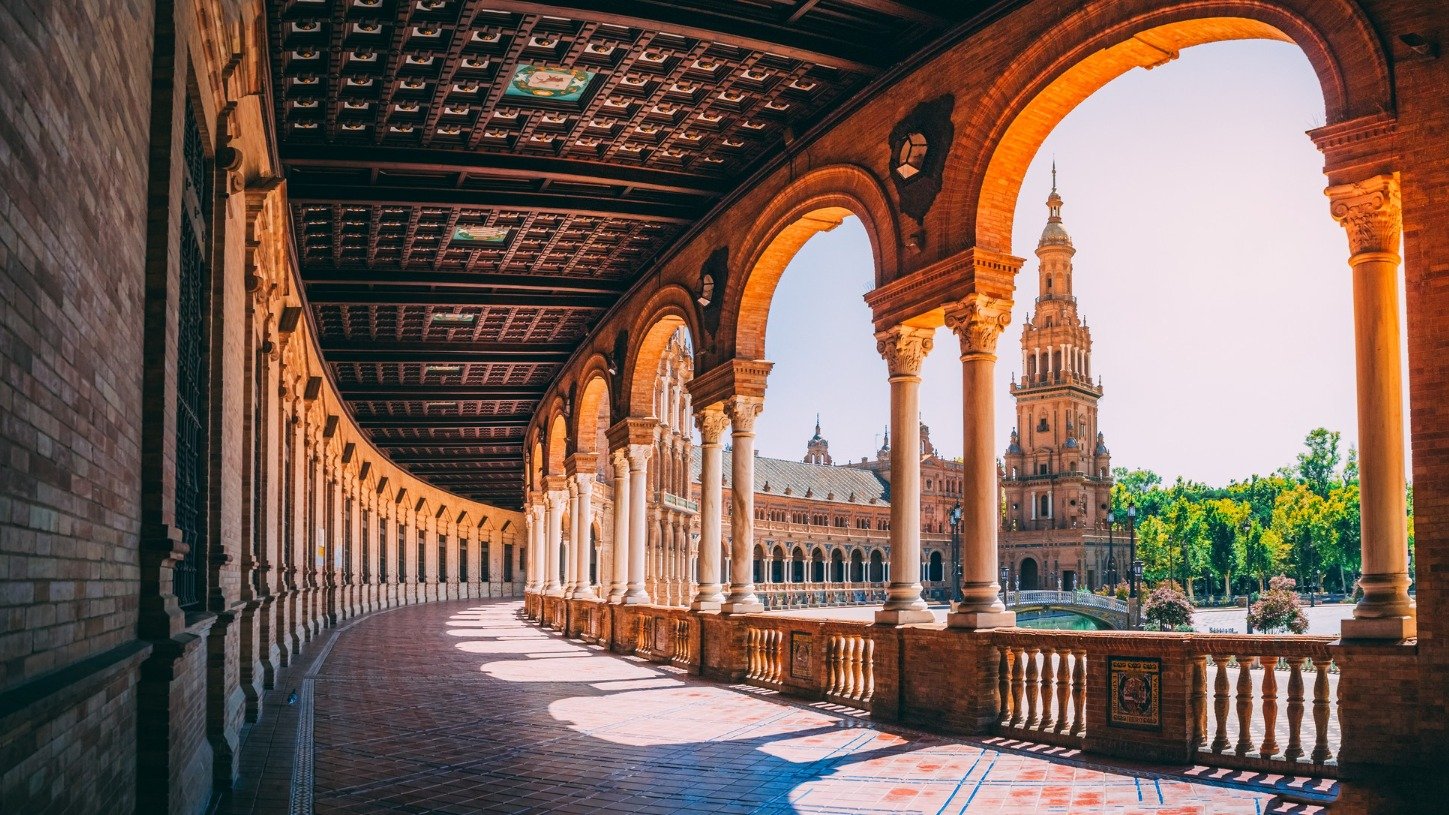 A imponente arquitetura da Pra&ccedil;a de Espanha em Sevilha, um dos pontos tur&iacute;sticos essenciais da Andaluzia -  (crédito: Freepik)