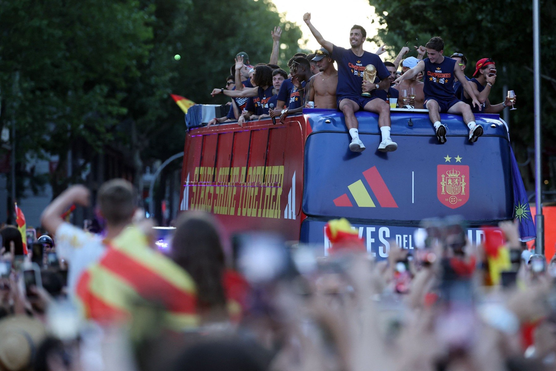 O meio-campista Rodri ergue a taça durante o desfile da seleção da Espanha em carro aberto pelas ruas de Madri -Thomas COEX / AFP      