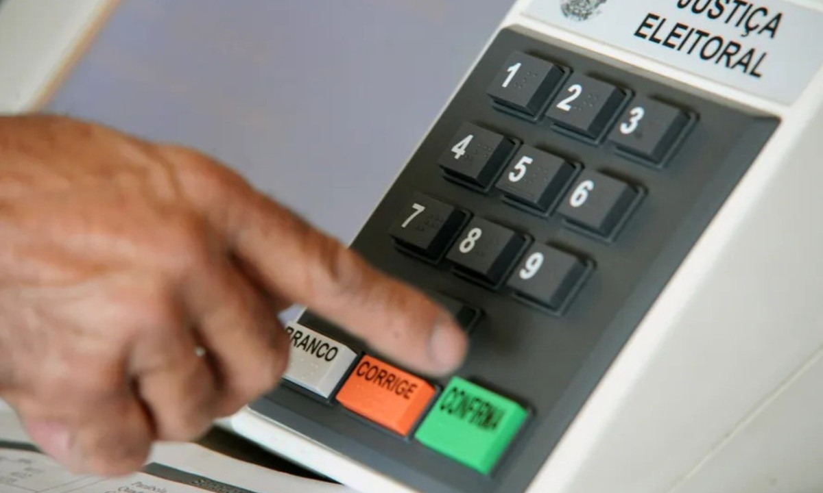 O voto em branco é aquele em que o eleitor escolhe, de forma intencional, a opção "Branco" disponível na urna eletrônica antes de confirmar a votação. Já o voto nulo ocorre quando o eleitor digita um número inexistente para o cargo em disputa e confirma a escolha. No passado, o voto em branco chegou a ter um significado diferente, mas, desde a Lei nº 9.504, de 1997, ele passou a ter o mesmo peso do voto nulo para fins de contagem do resultado das eleições.
- (crédito: Agência Brasil)