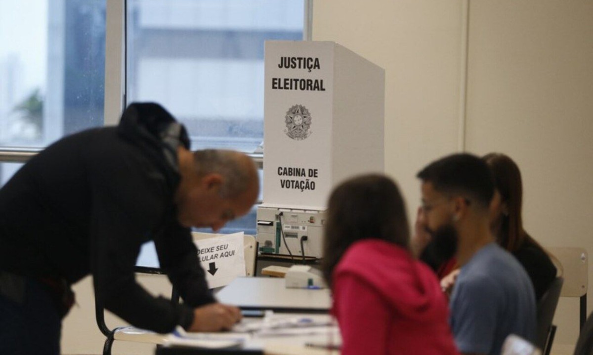 O artigo 224 do Código Eleitoral determina a realização de uma nova eleição apenas em situações específicas, como quando há decisão da Justiça Eleitoral que leva à anulação de mais da metade dos votos válidos de um pleito, e não por causa da quantidade de votos brancos ou nulos.
- (crédito: Paulo Pinto/Agência Brasil)