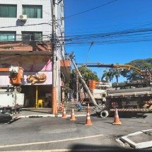 Carreta bitrem derruba poste e deixa lojas sem energia em Sete Lagoas - Renato Alexandre/Jornal Sete Dias