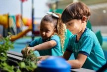 Como a escolha da escola pode influenciar o desenvolvimento das crianças? 
