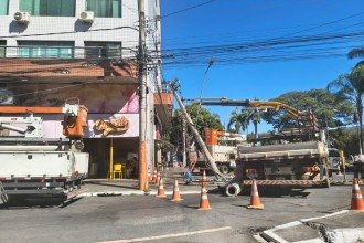 Carreta bitrem derruba poste e deixa lojas sem energia em Sete Lagoas