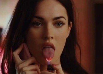 Megan Fox em cena ic&ocirc;nica de 'Garota infernal', filme que ter&aacute; uma aguardada continua&ccedil;&atilde;o confirmada -  (crédito: Reprodu&ccedil;&atilde;o)