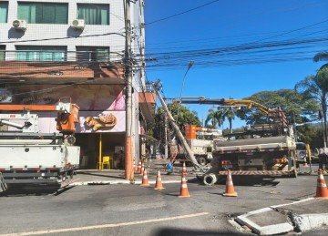 Motorista tentava realizar conversão quando derrubou poste; CEMIG já trabalha no local -  (crédito: Renato Alexandre/Jornal Sete Dias)