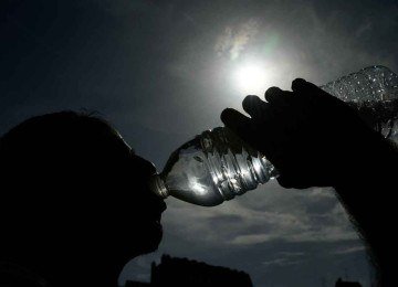 Manter a hidratação adequada pode fazer diferença para reduzir a tosse, com a manutenção das vias respiratórias hidratadas

 -  (crédito: SEBASTIEN BOZON / AFP)