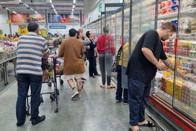Trabalho no feriado: o que muda para farmácias, supermercados, comércio e outros setores afetados por nova regra em vigor -  (crédito: BBC)