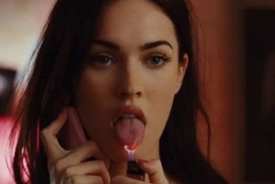 Megan Fox em cena ic&ocirc;nica de 'Garota infernal', filme que ter&aacute; uma aguardada continua&ccedil;&atilde;o confirmada -  (crédito: Reprodu&ccedil;&atilde;o)